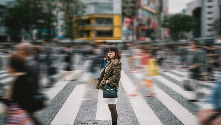 東京都の交差点でたたずむ女性
