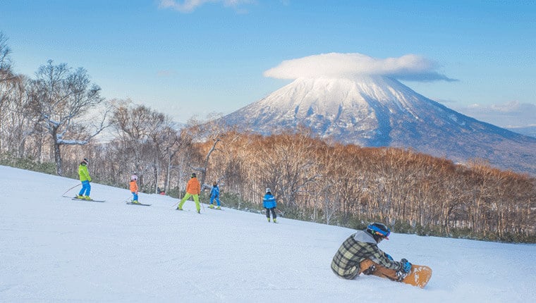北海道（札幌）でスキーをしている人たち
